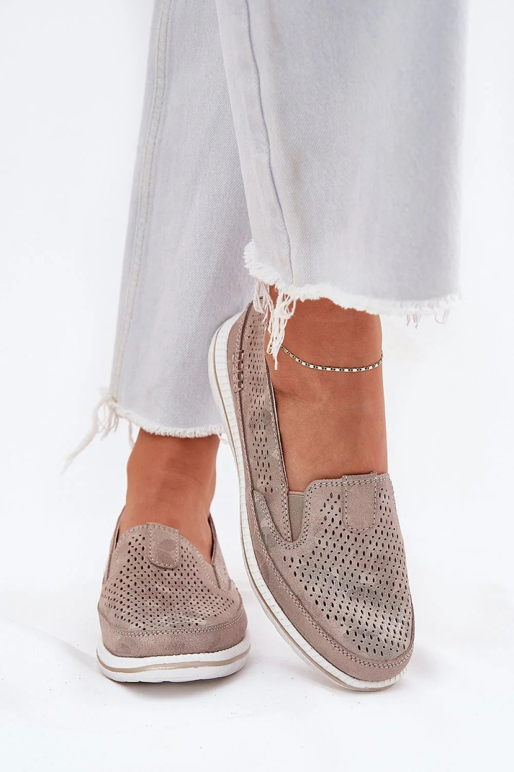 Mocassins pour femmes en cuir suédé naturel, style moderne, couleur taupe beige, perforé, semelle blanche, confort tout le jour, look élégant et décontracté