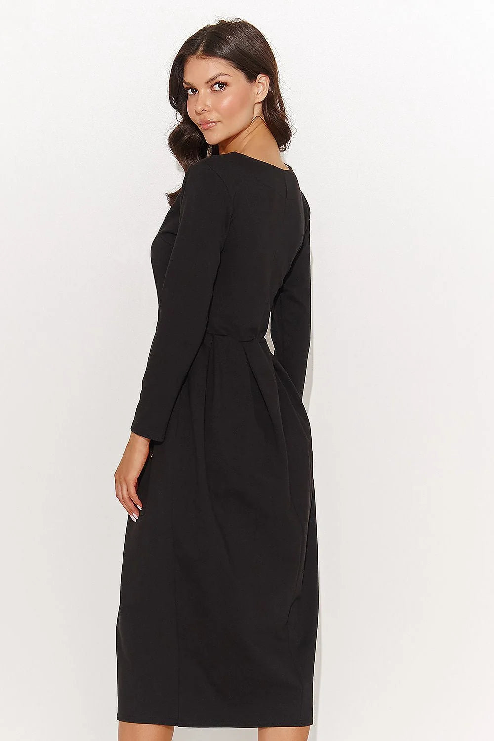 robe Numinou midi noire manches longues encolure V coupe ample fluide taille marquée poches plaquées plaque décorative doux stretch confortable