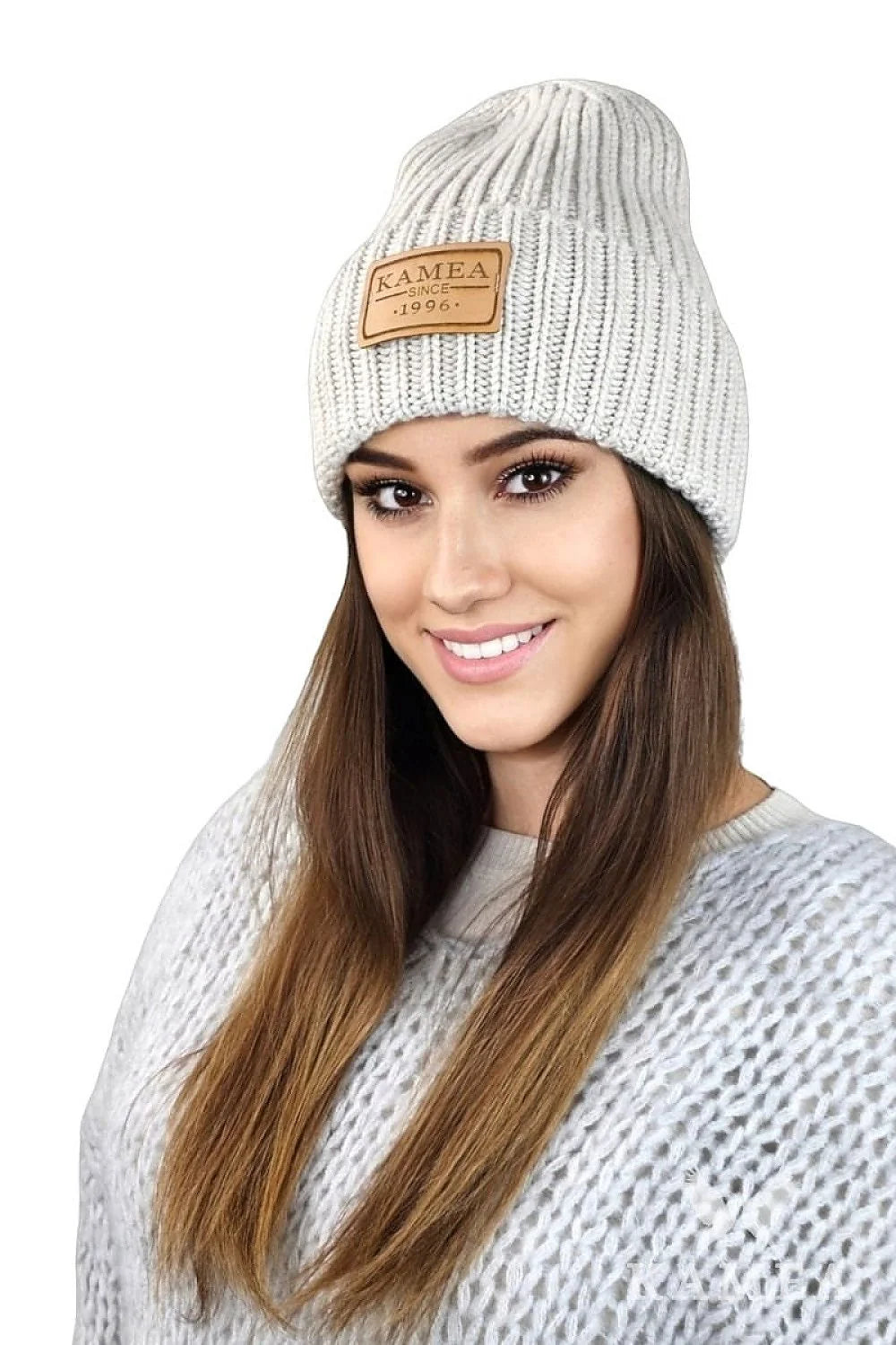bonnet cachemire mérinos femme gris perle slouchy côtelé revers large doublure coton chaud confortable élégant moderne patch cuir beige Kamea