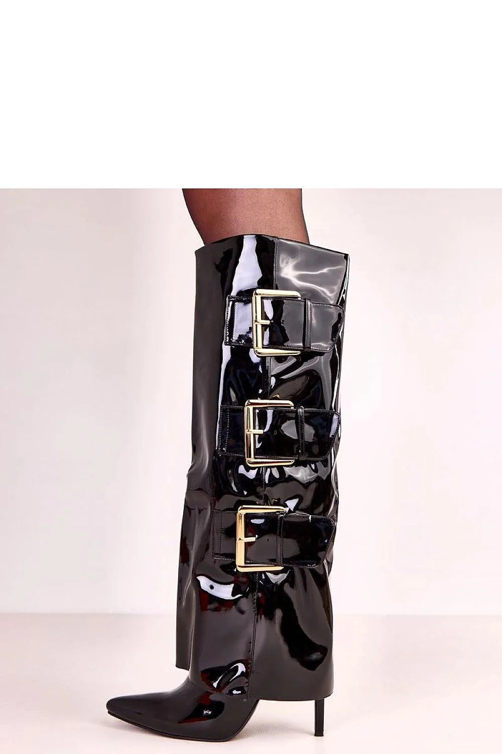 bottes vernies noires hautes talon stiletto pointu tige retroussée boucles dorées réglables laquées glam rock élégantes confortables