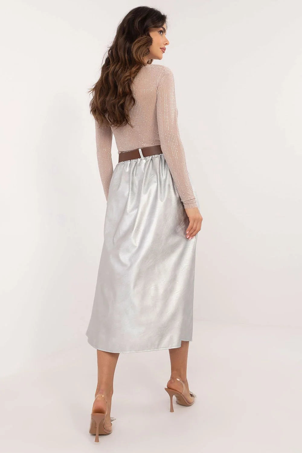 Tenue femme élégante deux pièces haut nuage sequins jupe argentée ceinture boucle lettre talons hauts soirée