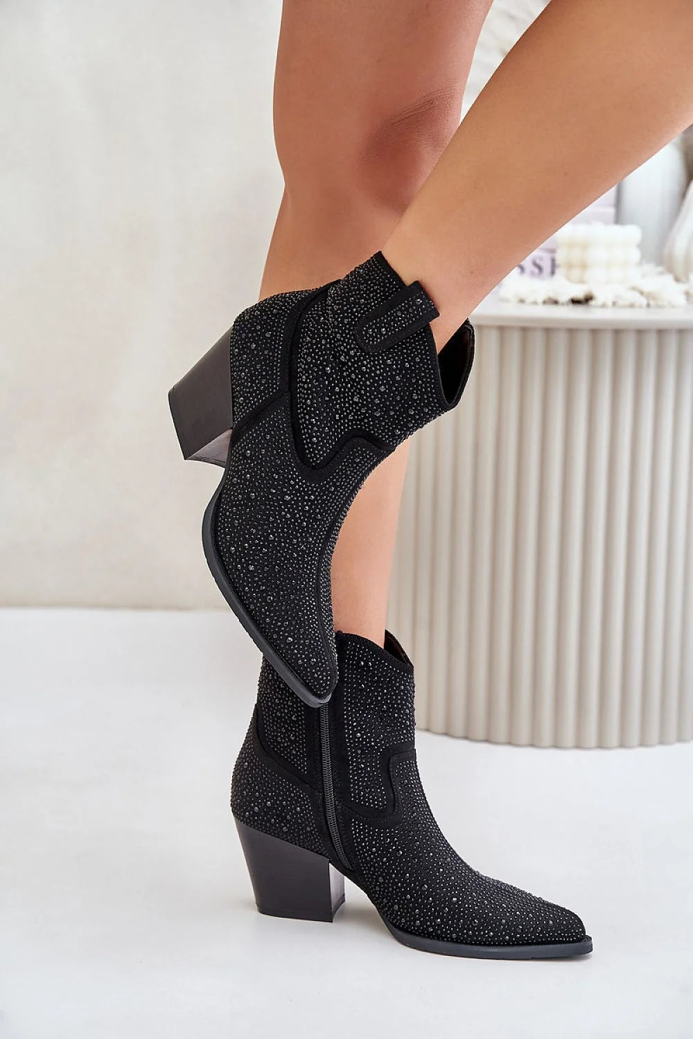 Bottes à talons Step in style, cuir suédé, pointure pointue, strass, fermeture éclair latérale, talons épais, confort, style audacieux, femme, mode occidentale, polyvalence, occasions multiples, design moderne, sophistication