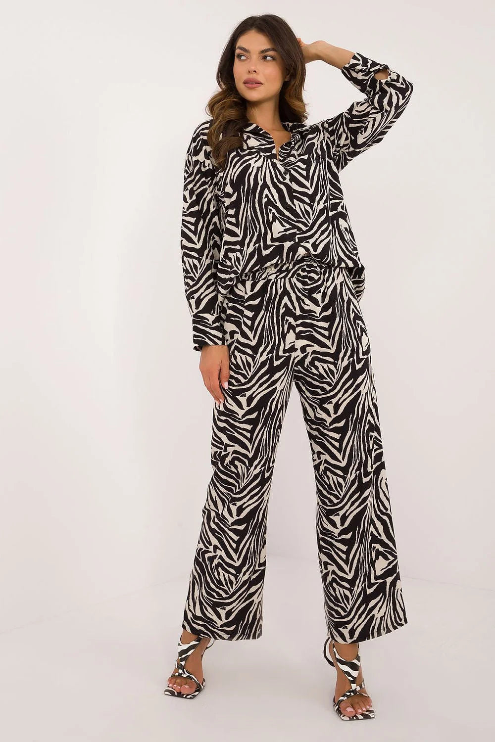 Ensemble féminin élégant imprimé zébré noir et blanc taille haute pantalon palazzo matière douce haut col V
