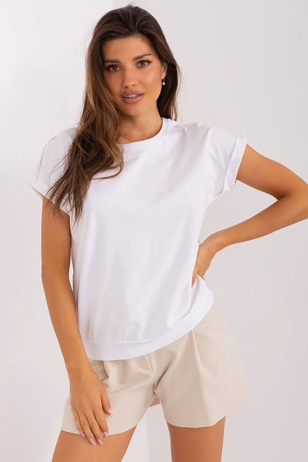 Ensemble décontracté femme t-shirt blanc short beige maille cœur dos manches courtes coton élasthanne summer look