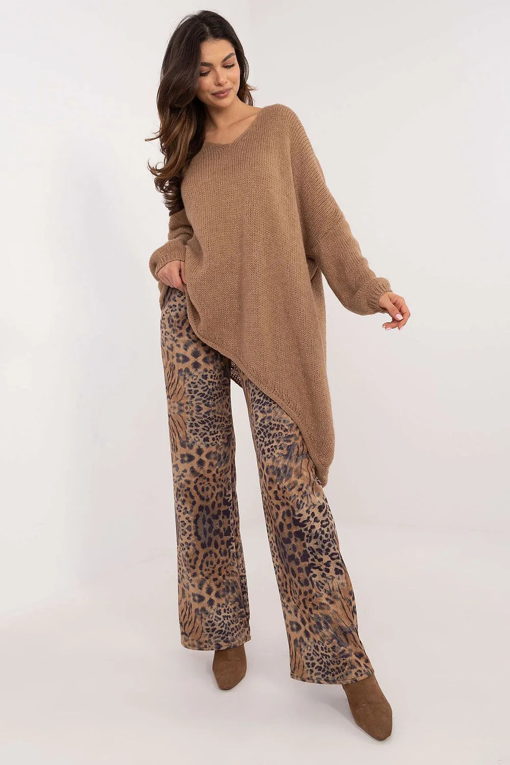 Pull Och Bella pour Femme en Polyacrylique et Viscose, Coupe Asymétrique, Manches Longues, Style Relâché, Couleur Camel