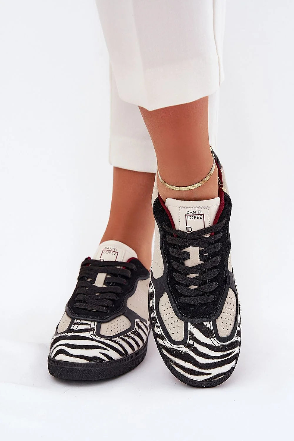 Chaussures de sport design audacieux modernes femme cuir beige perforations motif zébré noir blanc confort semelle caoutchouc robuste