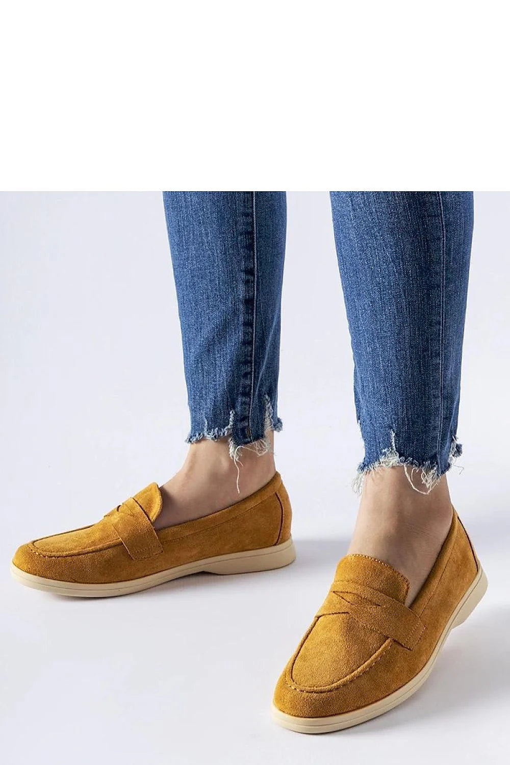 mocassins loafers femme daim suédé moutarde silhouette basse bout arrondi surpiqûres bandeau penny semelle plate beige confortable durable minimaliste