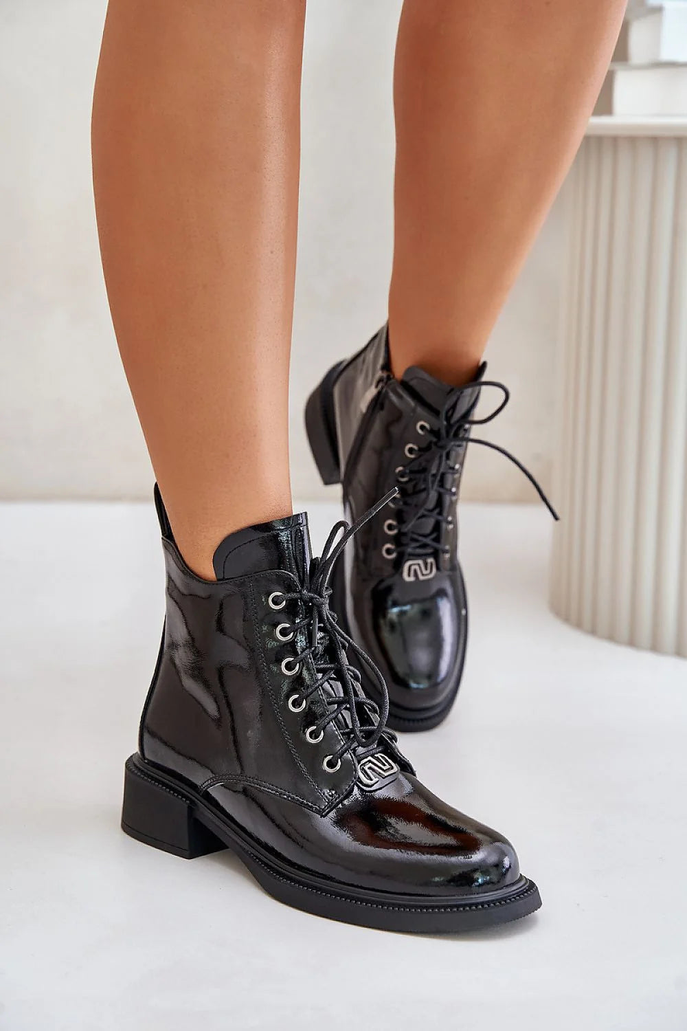 Bottines femmes cuir verni noir design élégant modern coupe montante lacets fermeture éclair style urbain tendance hiver 2023