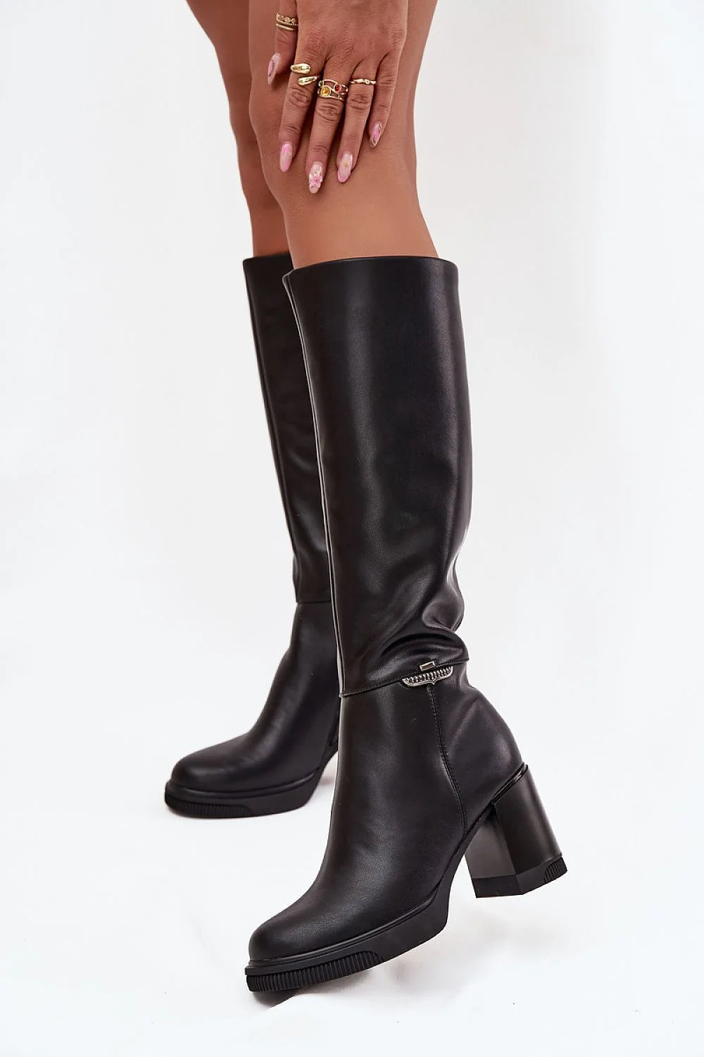 bottes hautes femme cuir naturel noir tige genou bout arrondi fermeture éclair latérale talon colonne semelle crantée doublure chaude élégante