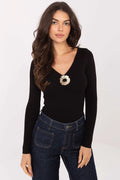 pull femme noir côtelé maille fine extensible viscose élasthanne manches longues col V bijou doré circulaire texturé ajusté taille standard