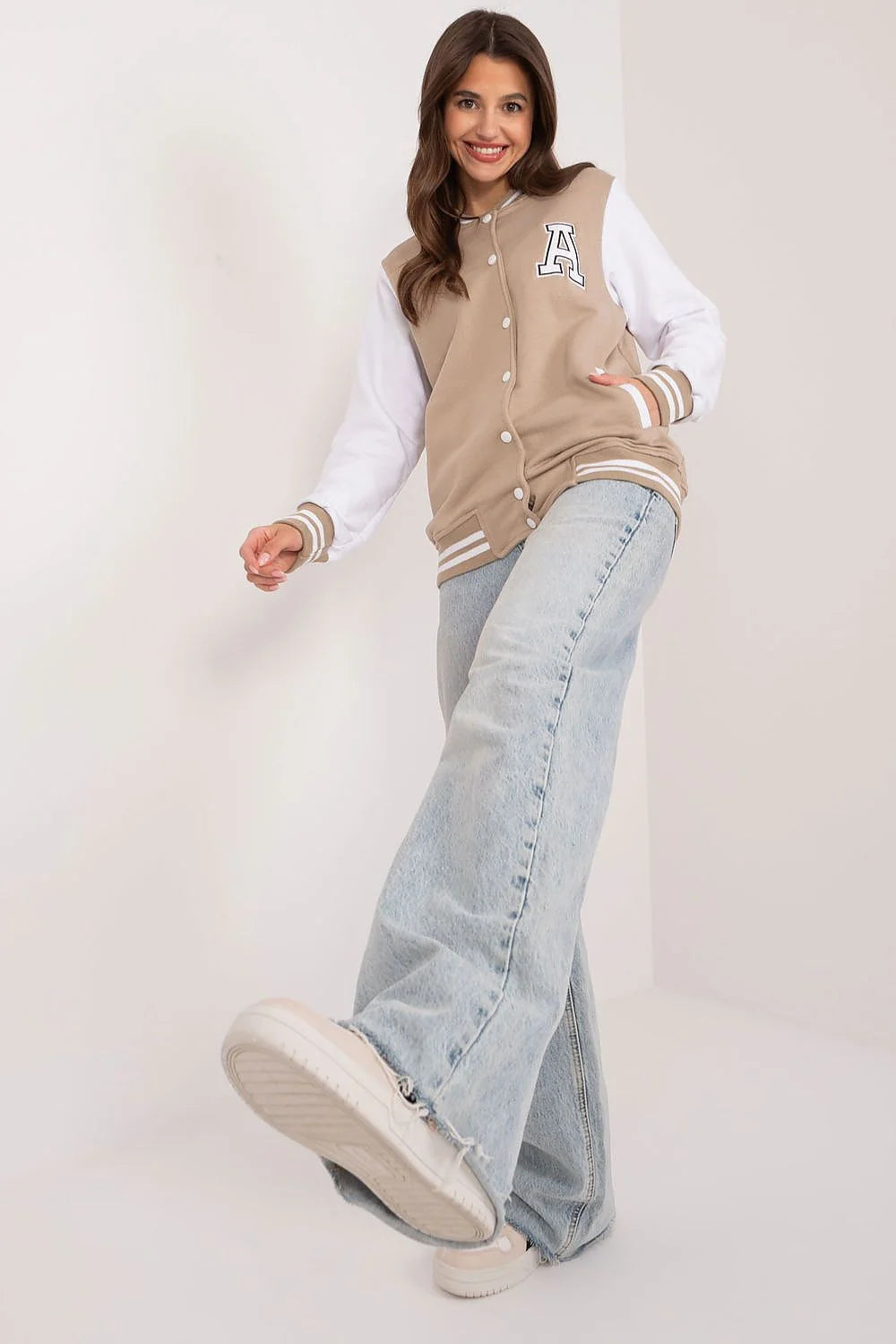 Veste universitaire pour femme beige manches blanches rayures contrastantes style sport chic