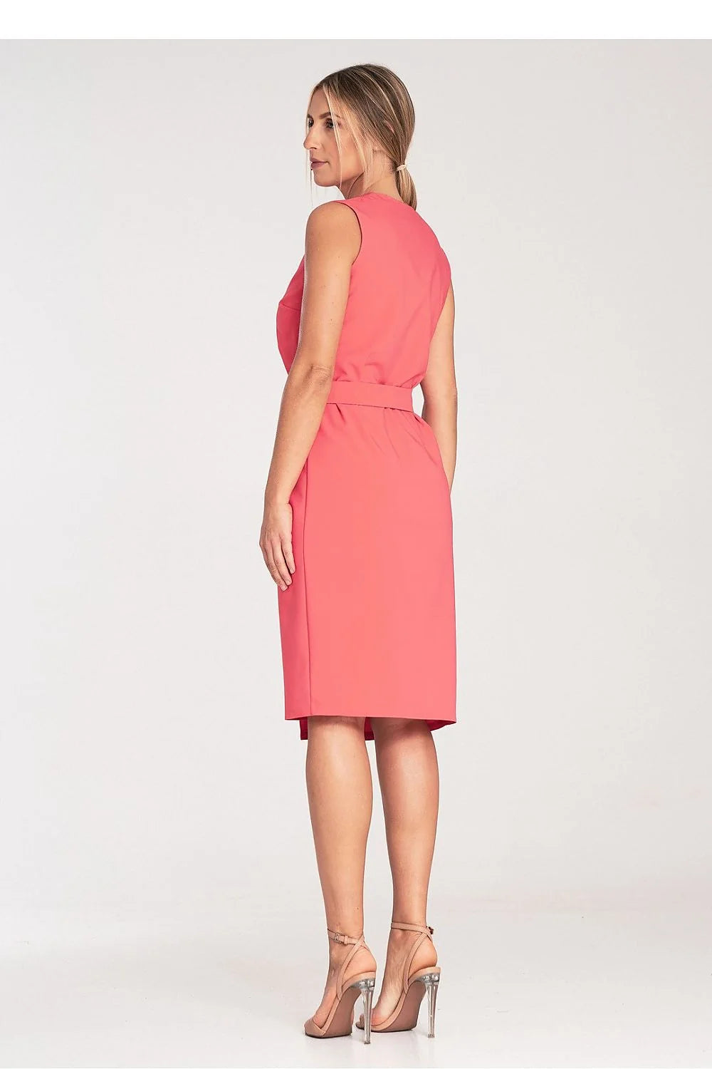 Robe élégante pour femme en corail sans manches avec ceinture dorée, genou long, coupe structurée, polyester et viscose, occasions formelles et professionnelles