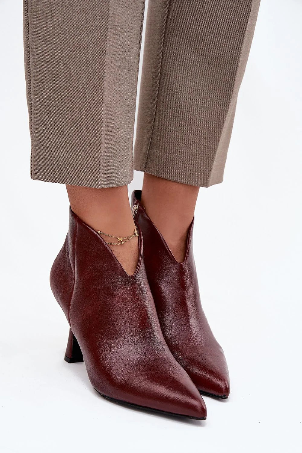 bottines femme similicuir bordeaux effetlisse tigeasymetrique boutpointu talon8cm talonefile silhouetteelancee fermetureziplaterale semellefine interieurtextile chic elegante moderne
