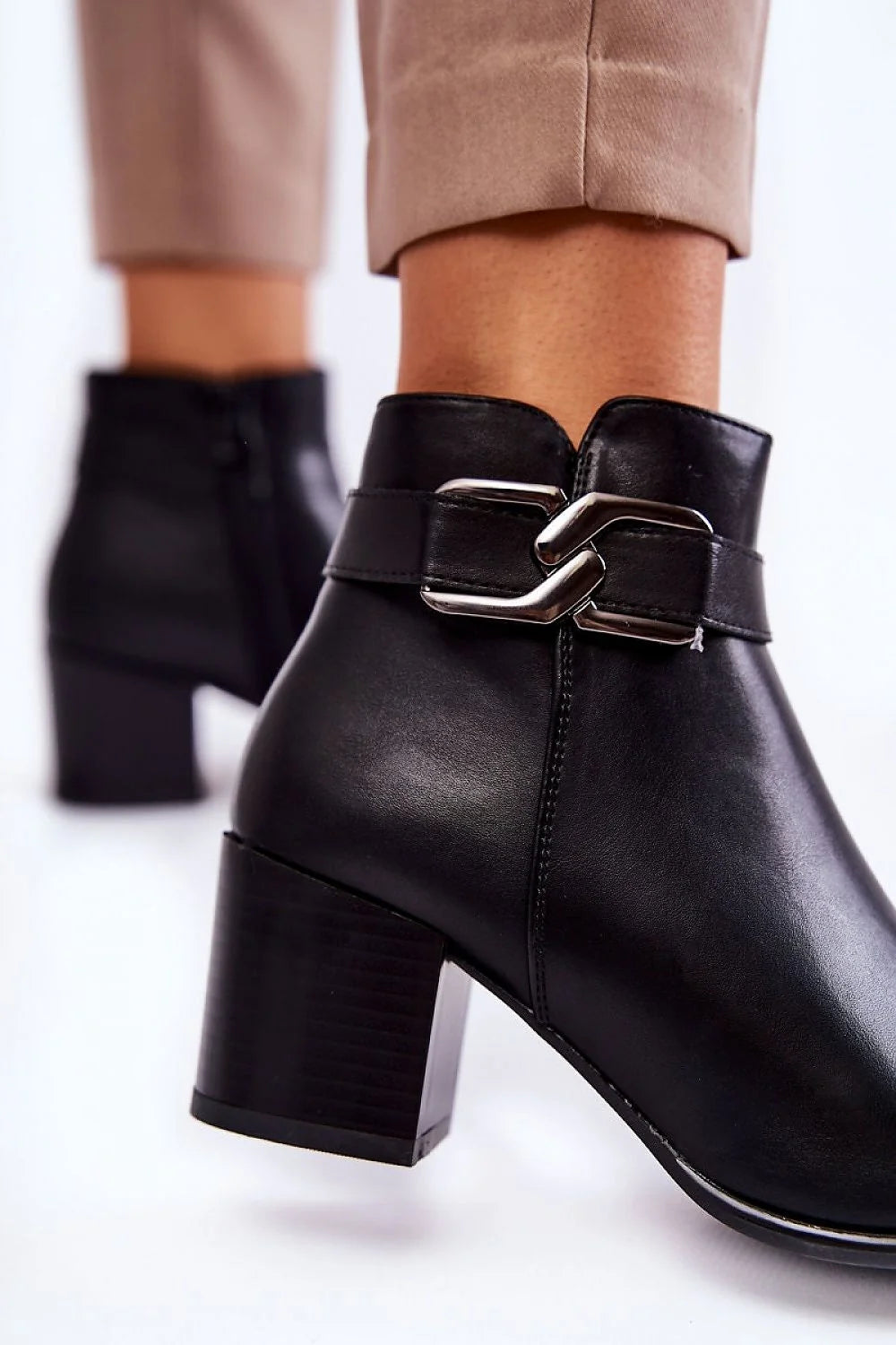 Bottes à talons écolabellisées pour femmes cuir noir lisse style élégant talon bloc 5-7cm coupe sur le mollet fermeture boucle métalliqueemode sophistiquée