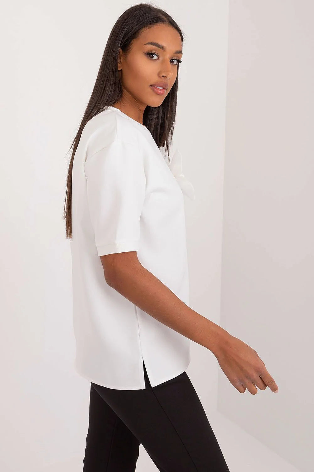 Chemisier Lakerta blanc floral appliqué perle-detail manches courtes col rond tissu polyester femmes élégant versatile moderne