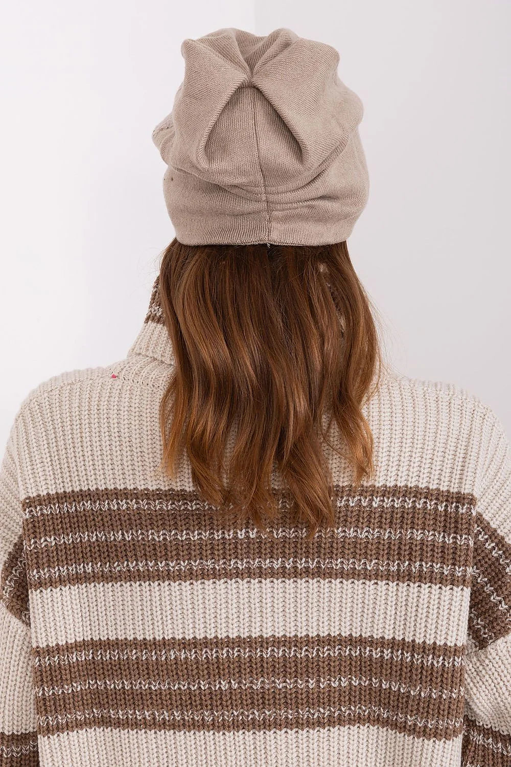 Bonnet et pull à col roulé en tricot maille large beige et marron pour femme