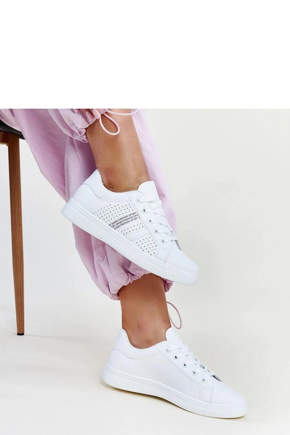 baskets basses femmes blanches similicuir tige perforée bandes latérales bout rond semelle caoutchouc épaisse flexible col rembourré confort