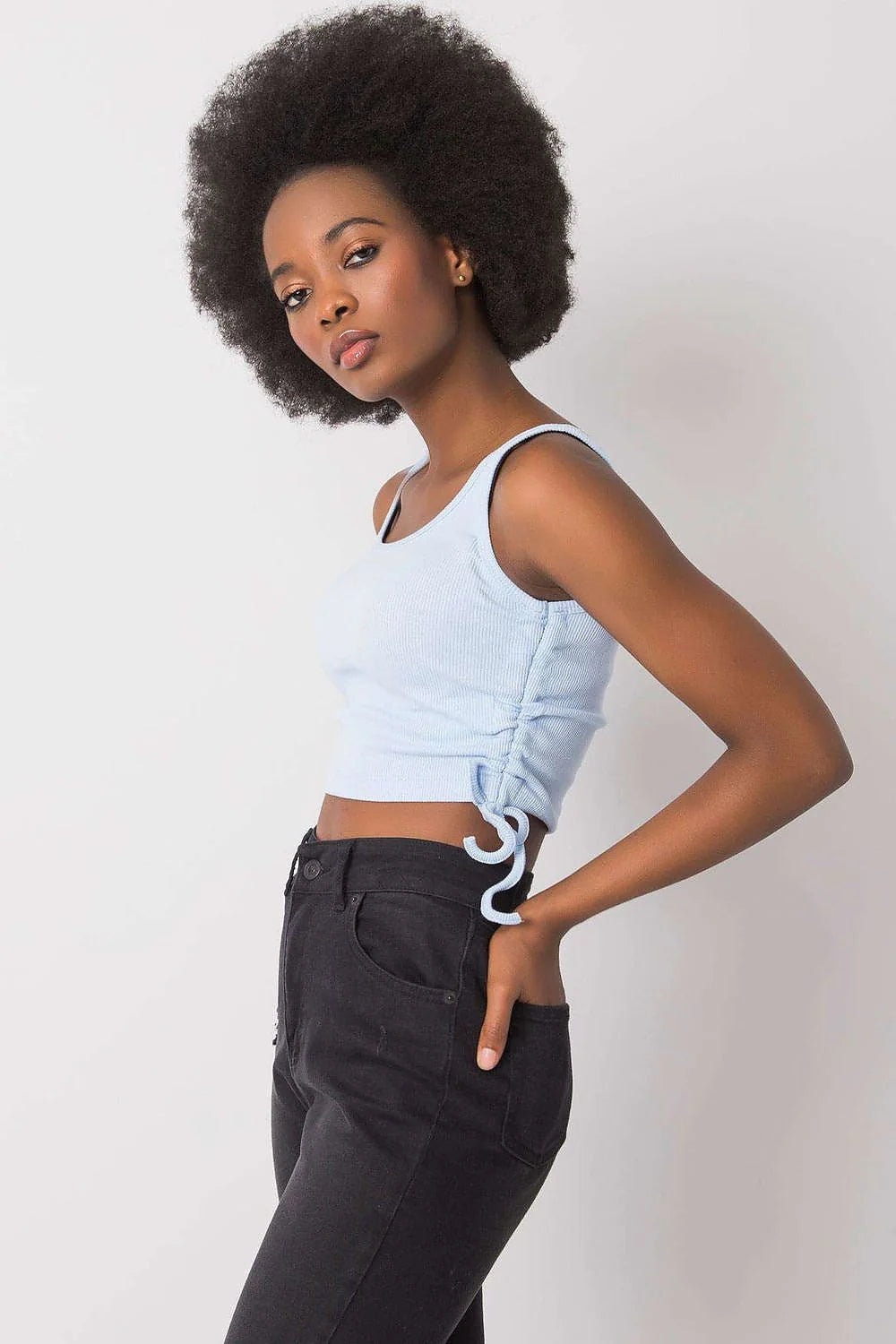 Haut crop-top féminin court à bretelles larges en coton côtelé ajustable côté bleu clair mode moderne femmes