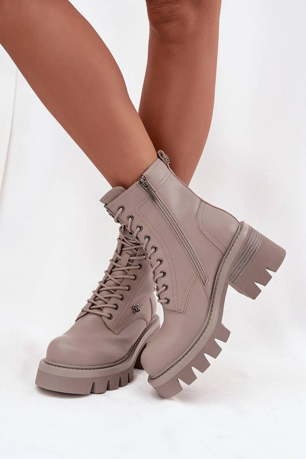 bottines femme Artiker cuir naturel taupe talon massif bloc plateforme crantée semelle épaisse gomme antidérapante lacets fermeture éclair latérale