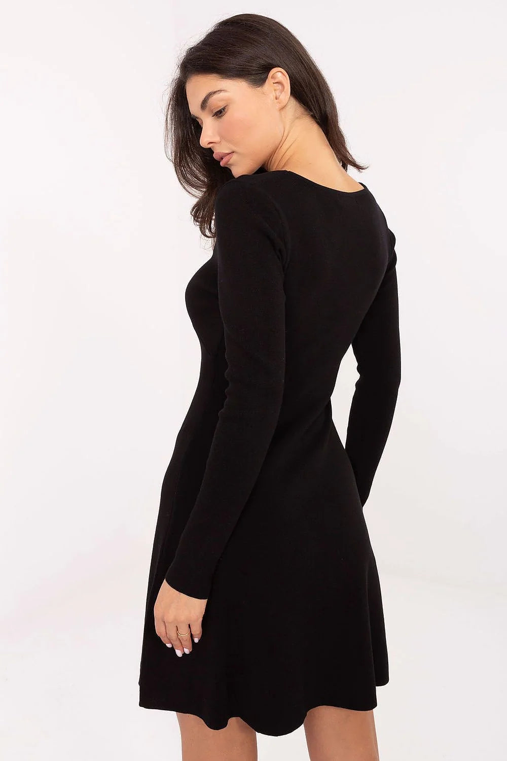 robe tricot côtelée stretch viscose élasthanne mini manches longues décolleté cœur broche dorée ajustée taille trapèze fluide confortable