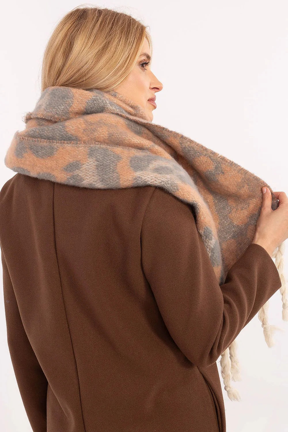 Écharpe féminine en polyester et fibres naturelles motif abstrait gris et beige-orange franges tressées large et enveloppante pour hiver