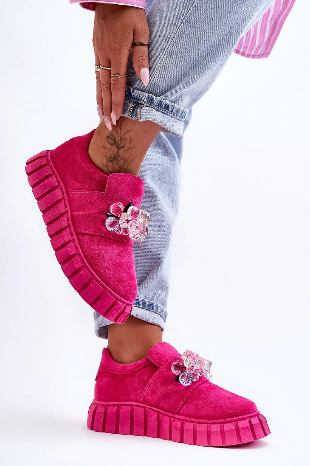 Chaussures de femmes design audacieux élégant confortable mocassin rose vif matériaux luxueux pierres synthétiques semelle épaisse durable adhérence idéales pour look audacieux