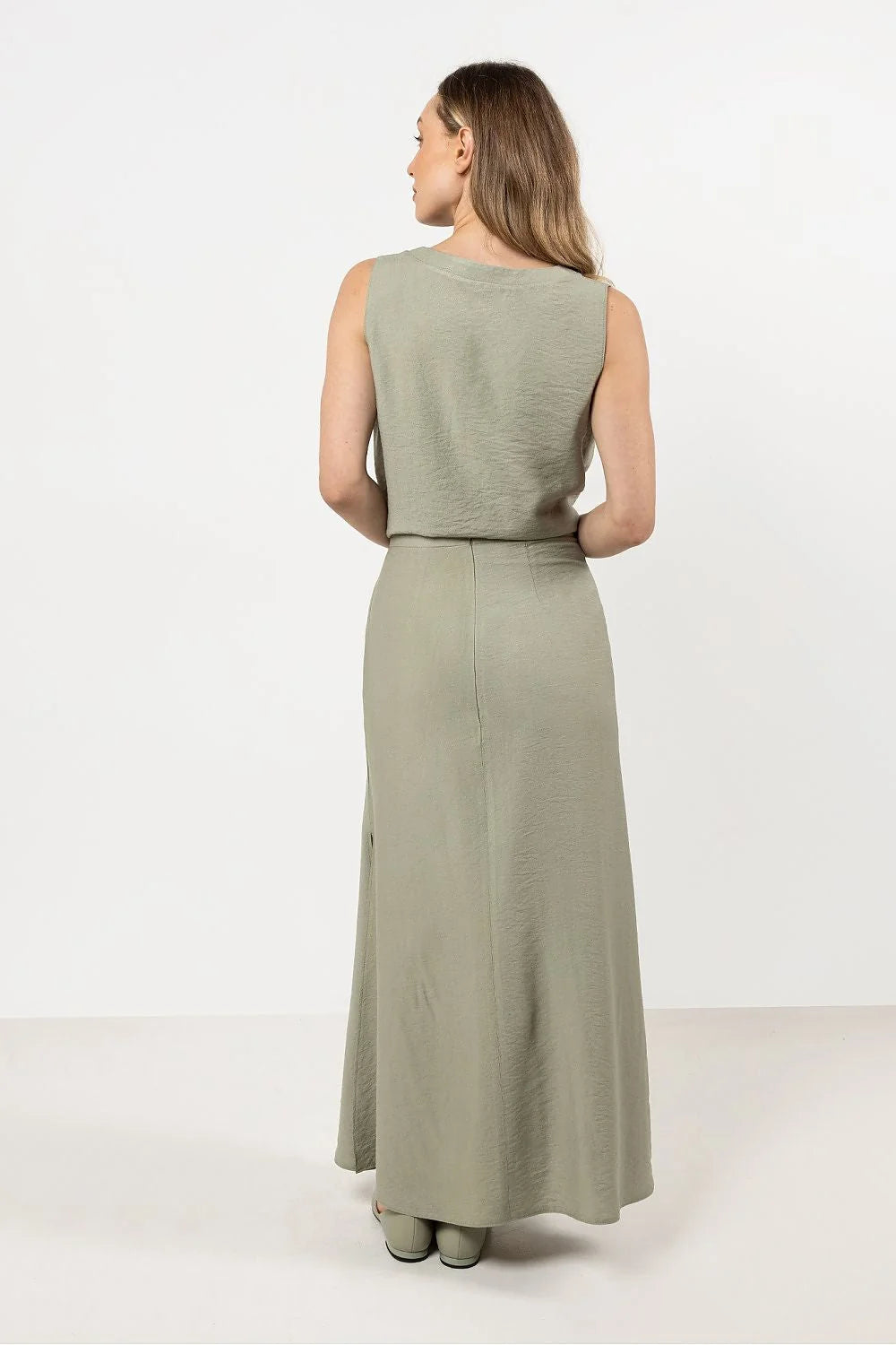 Ensemble féminin chemisier awama vert sauge haut sans manches jupe évasée matière naturelle style épuré confort élégance