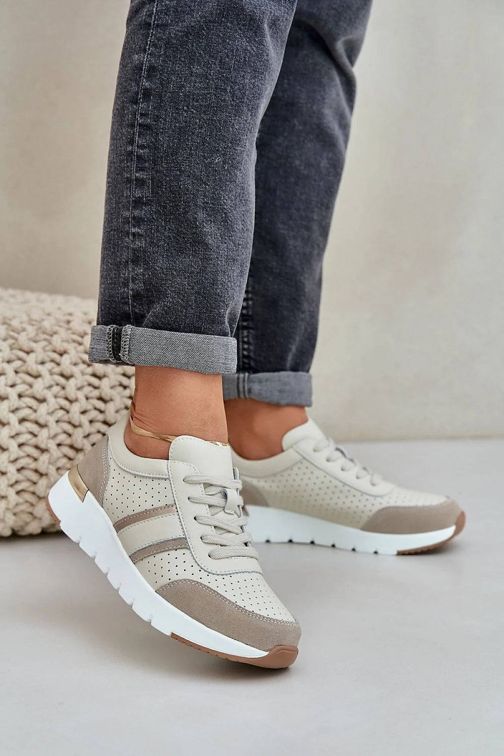 Chaussures de sport modernes pour femmes en cuir synthétique beige, design épuré, confortable, lacets assortis, semelle caoutchouc