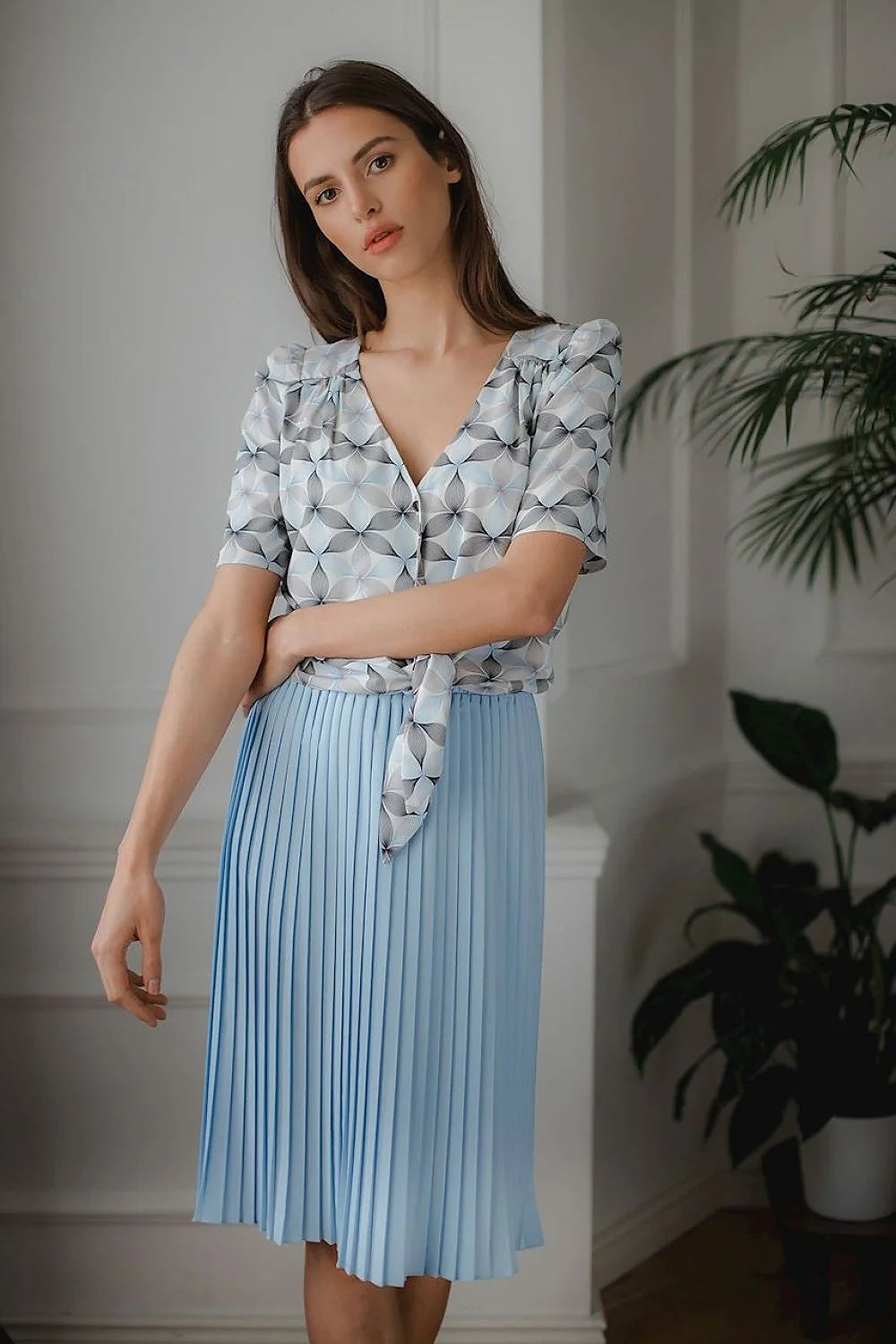 robe femme coton élégante motifs géométriques bleu pastel manches bouffantes décolleté noeud taille jupe plissée midi fluide soyeuse