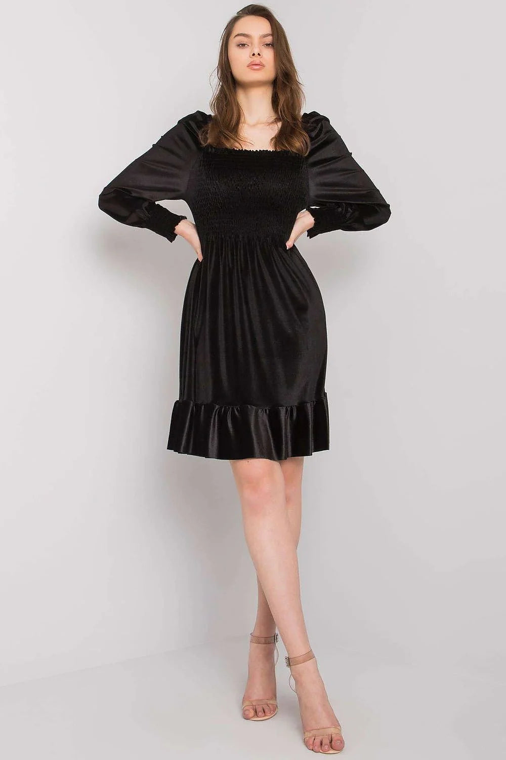Robe satin noire élégante manches longues coupe évasée volants tenue soirée femme chic