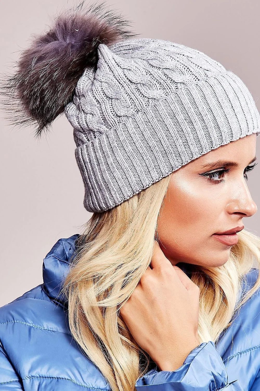 Bonnet d'hiver féminin chic bord côtelé large pompon moelleux acrylique coton cachemire mode hiver 2023 femme élégance intemporelle