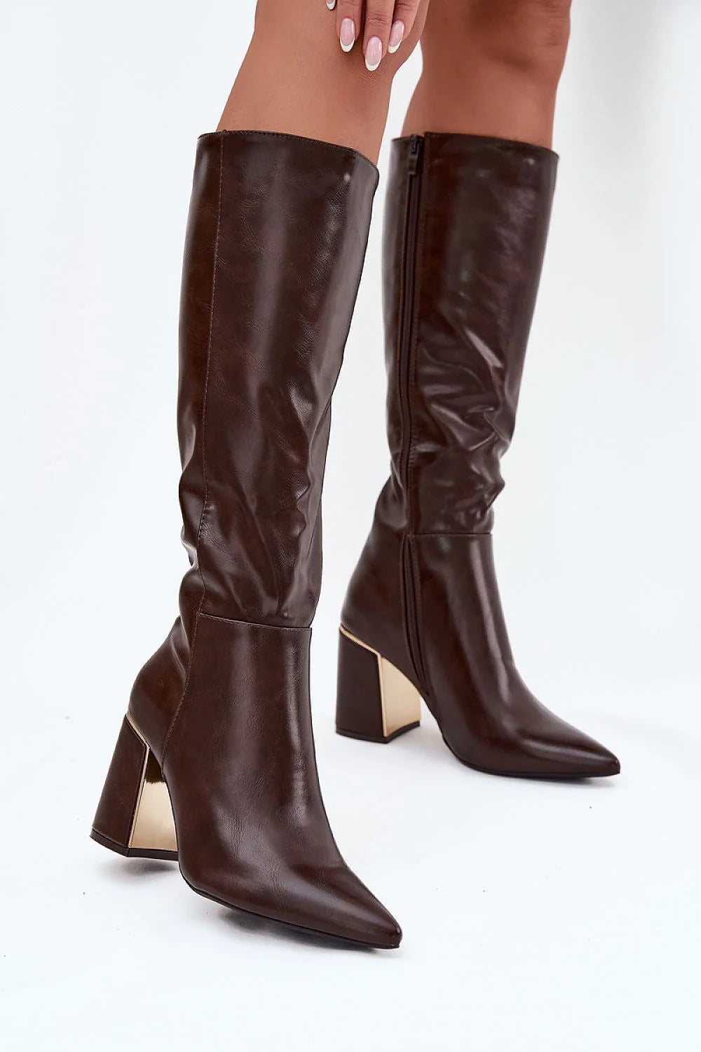 bottes hautes femme talon bloc marron foncé cuir lisse tige genou bout pointu effilé fermeture latérale cheville carré dorée chic