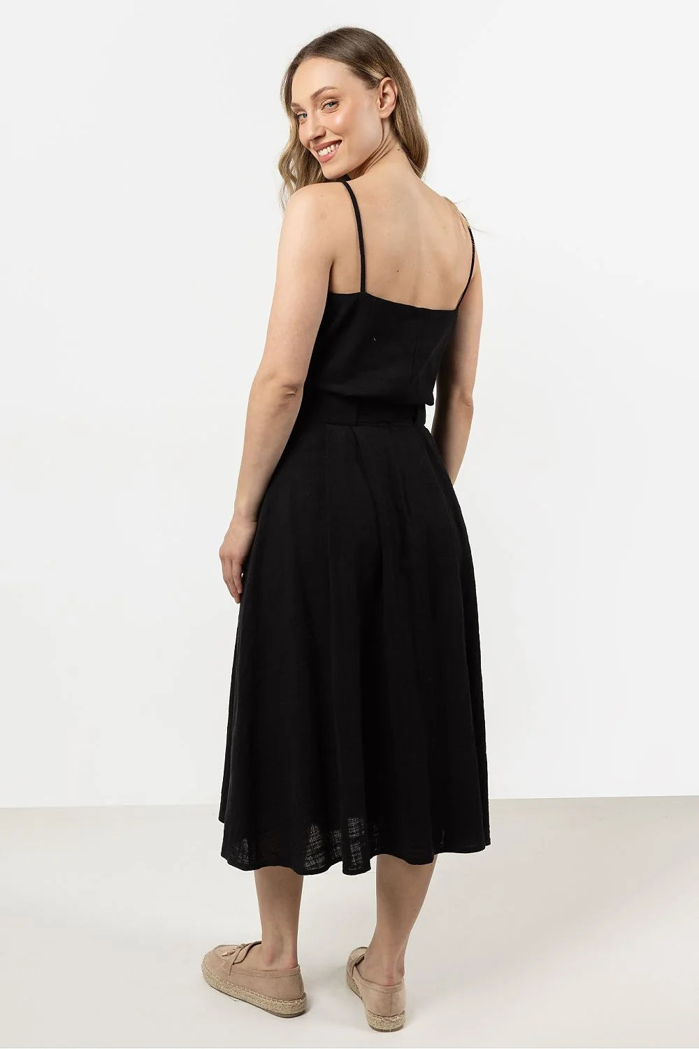 Robe noire élégante style minimaliste sans manches col V ceinture nouée tissu fluide occasion spéciale été
