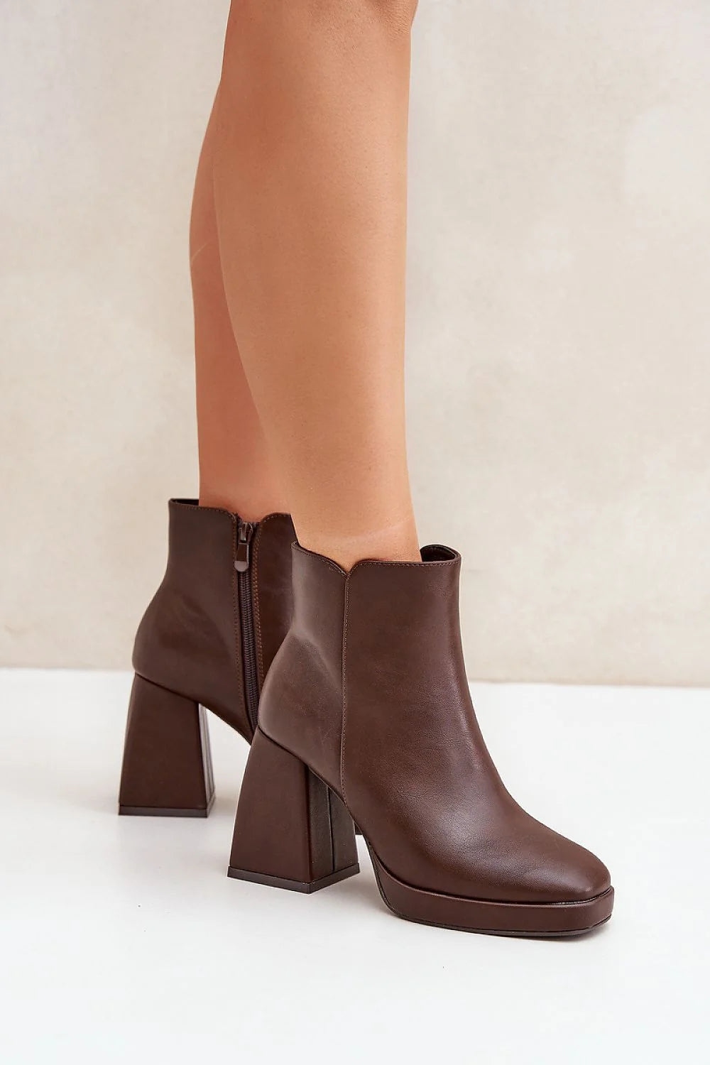 Bottines pour femmes élégantes cuir artificiel talon block fermeture éclair couleur marron foncé taille ajustable bottes automne hiver