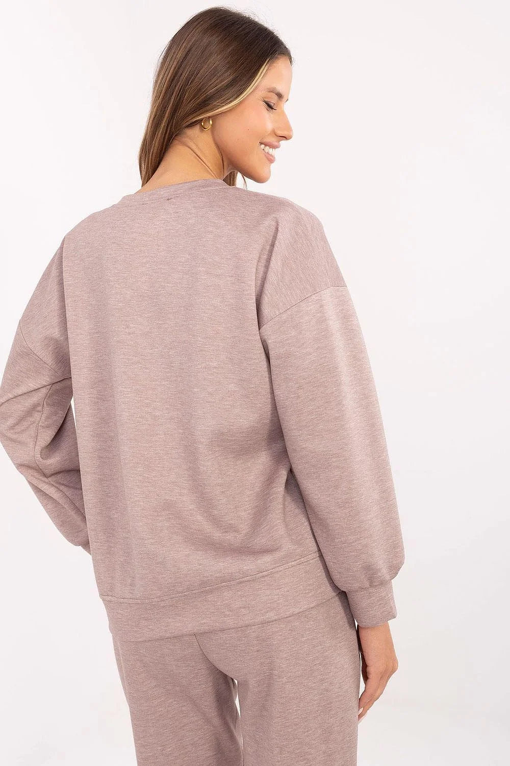 ensemble femme casual beige taupe sweatshirt molletonné manches longues pantalon ajusté taille mi ceinture cuir boucle dorée coeur appliqué sequins