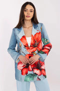 Blazer femme en imitation jean floral rouge et vert taille ajustée épaules définies col à revers boutons noirs manches longues style moderne audacieux