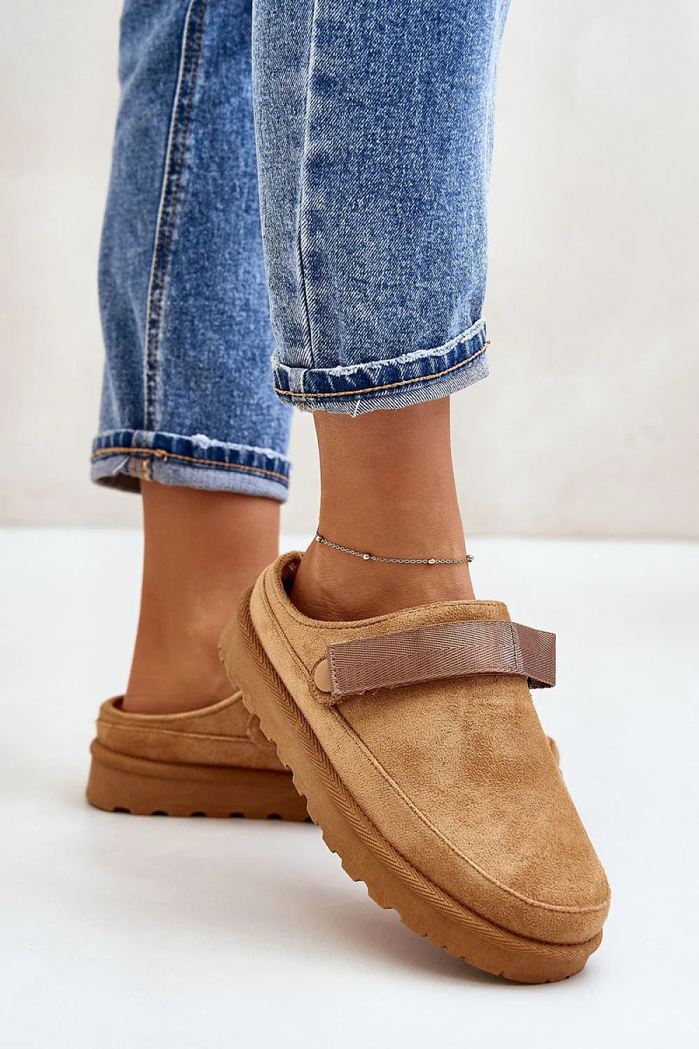 sandales femmes suédine écologique camel fourrure doublure semelle intérieure rembourrée crantée caoutchouc plateforme 4cm bride réglable mule confortable