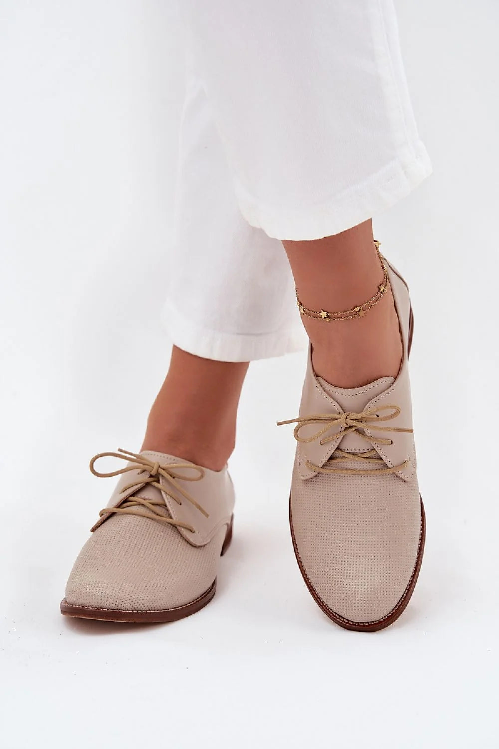 derbies femme lacées cuir naturel beige nude pointu amande perforée semelle contrastée marron petit talon surpiqûres tonales polyvalentes bureau confort