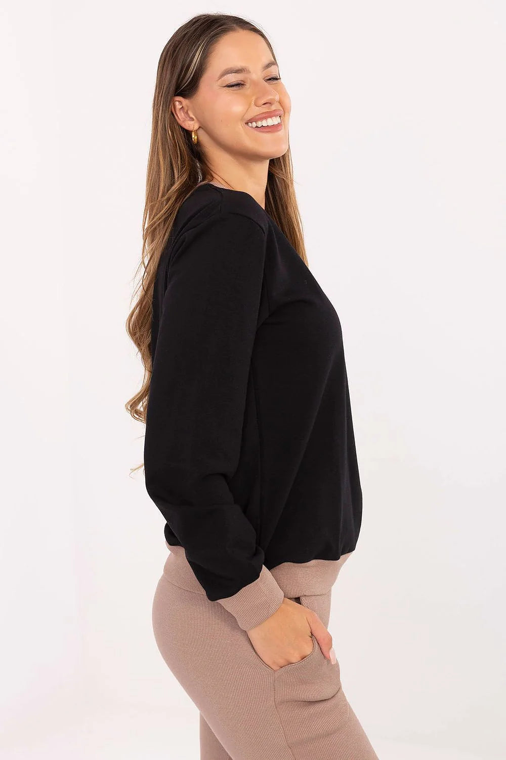 sweat femme casual manches longues col rond coupe droite légèrement ample coton polyester maille douce broderie subtile finitions contrastées noir