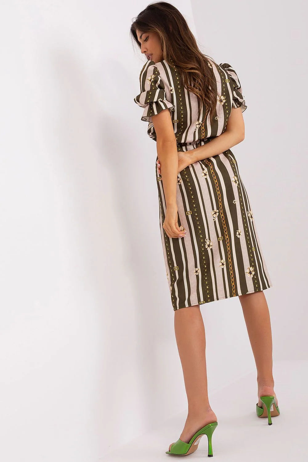 Robe de jour Lakerta élégante manches courtes encolure décorative volants ceinture taille ajustable femme moderne tissu léger fluide coupe ajustée longueur midi féminine