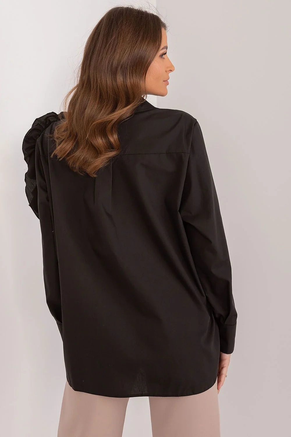 Chemise manche longue pour femme en tissu lisse, style élégant, motif floral épaule, couleur noire, coupe droite, confort