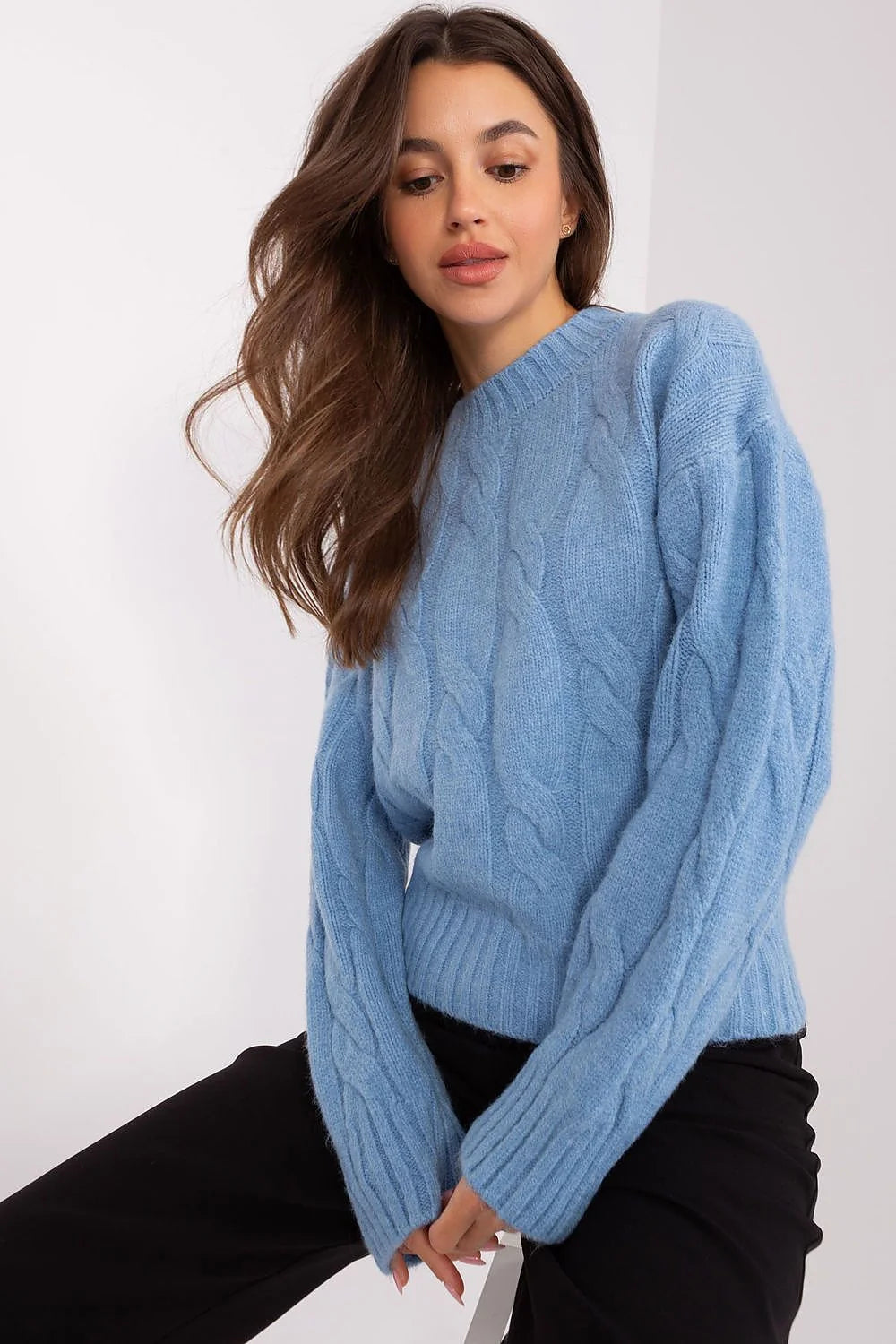 Pull maille torsadée femmes style intemporel couleur bleu clair manches longues col rond finitions côtelées