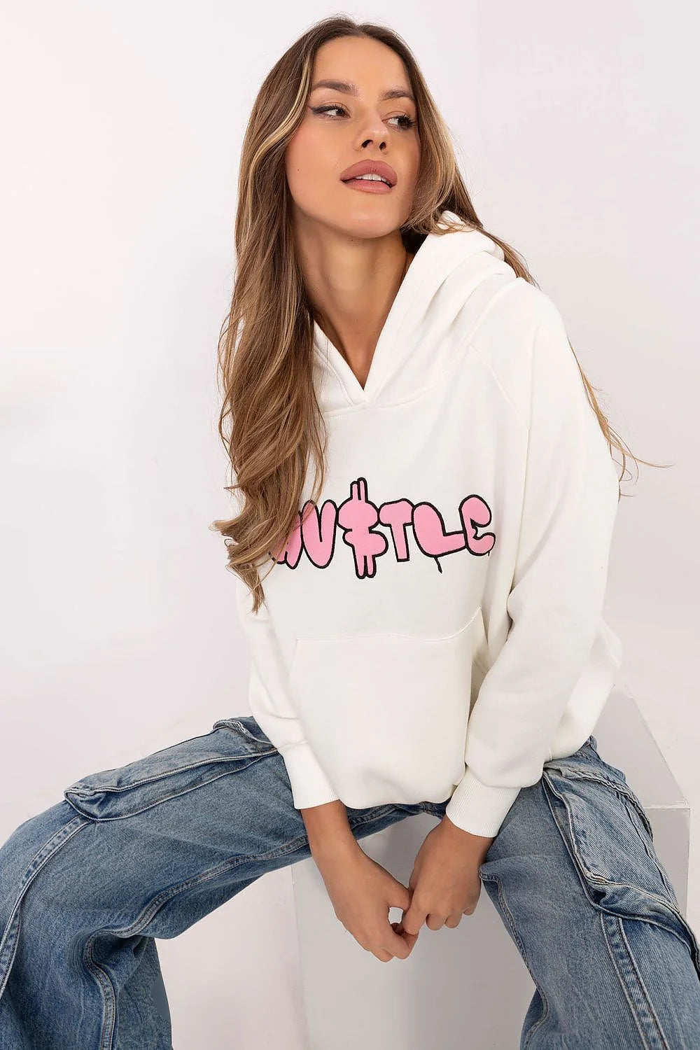 Sweatshirt femme moderne casual off-white rose graffiti coton polyester loose fit kangourou pocket capuche sans corde