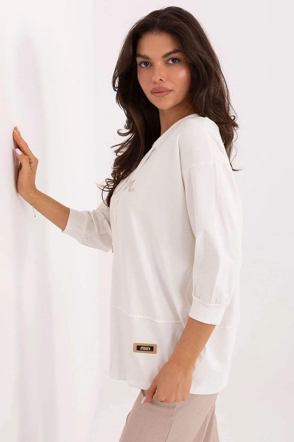 chemisier oversize col rond cordons décoratifs manches trois quarts légèrement ballon maille coton doux stretch broderie tonale écusson logo bas