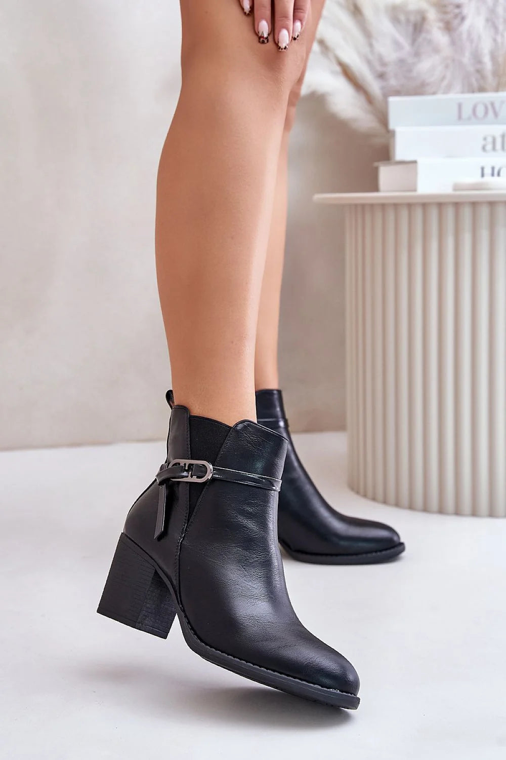 Bottines pour femmes design moderne élégant talon bloc simili cuir noir coupe ajustée cheville fermeture zip détails métalliques