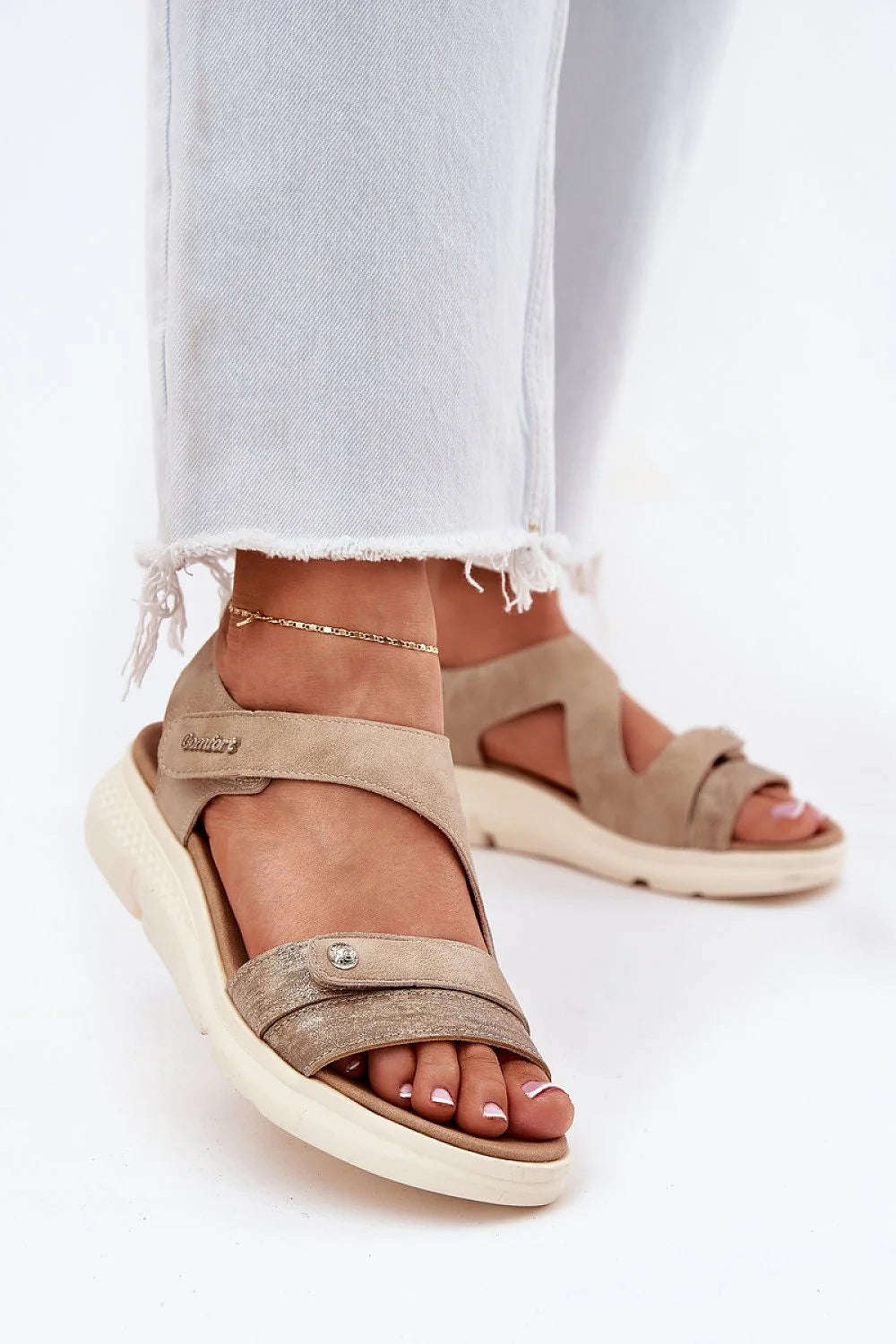 Sandales Step in style pour femme, cuir écologique, style moderne, confort maximal, été, sandales compensées, design ouvert, lanières multiples, beige taupe, ajustement personnalisé, semelle amortissante, fermeture Velcro