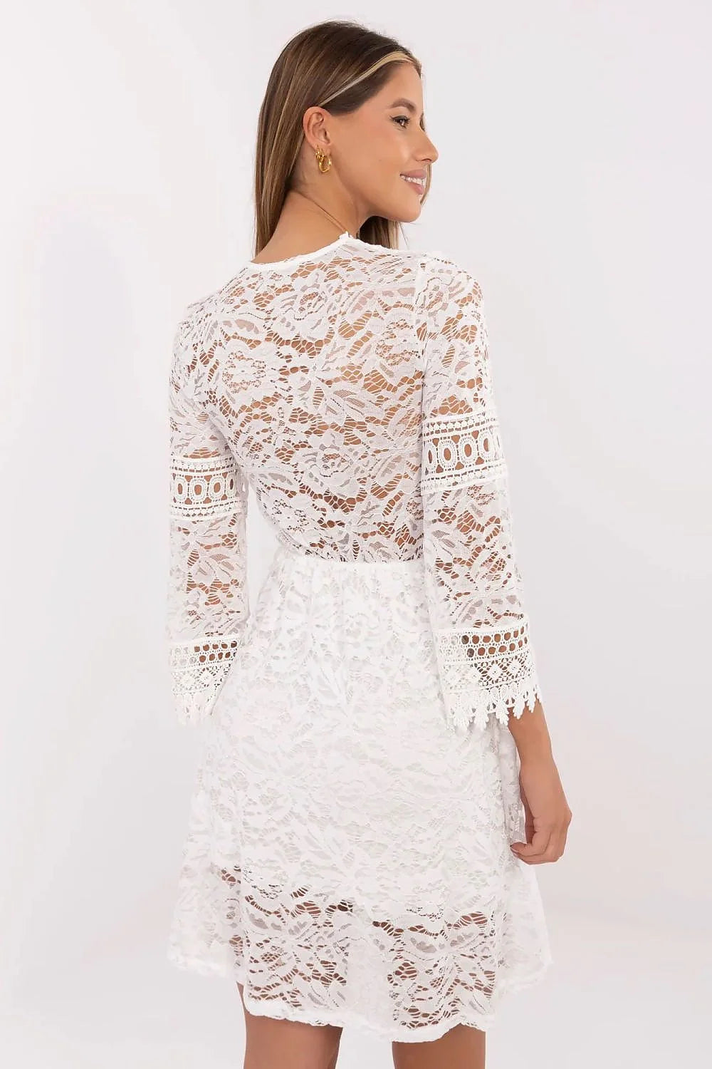 robe courte élégante femme dentelle blanche manches longues évasées col V profond bordures festonnées taille crochetée