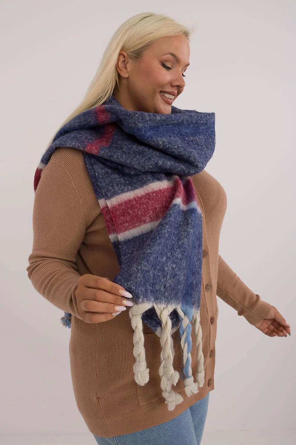 Châle femme époque hivernale motif rayures couleurs bleu rouge blanc matériau doux pompons décoratifs style casual confort