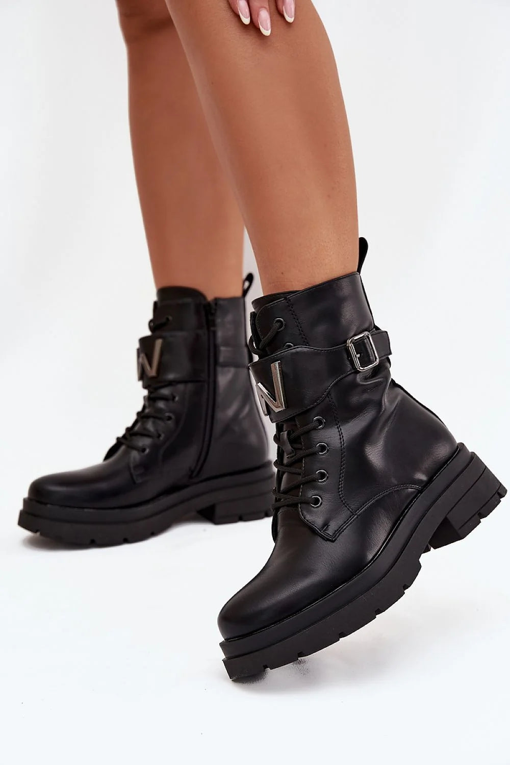bottines motardes noires cuir écologique plateforme crantée talon plat semelle antidérapante lacées fermeture éclair latérale bride boucle métal maintien cheville