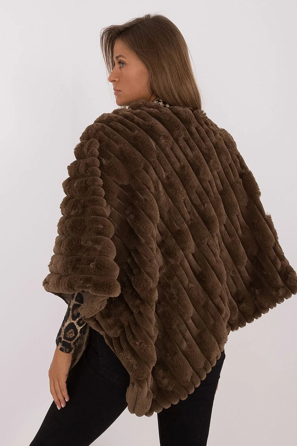 Poncho en fausse fourrure marron foncé ample et fluide texture diagonale luxueuse pour femme